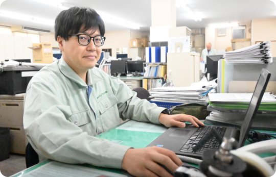 関　陽介が仕事をしている写真