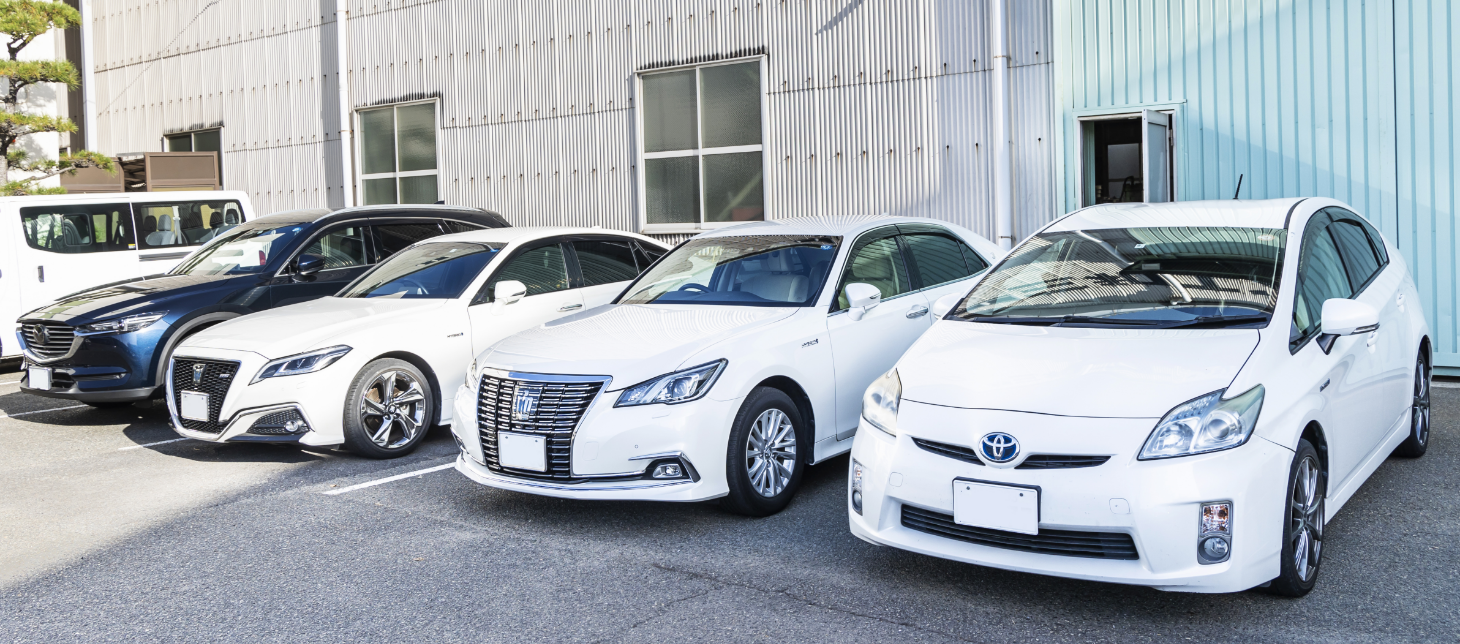 社用車のハイブリッドカーが並ぶ